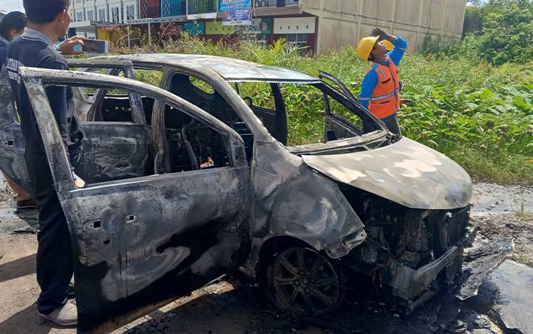 Kondisi mobil Daihatsu Sigra yang terbakar usai dipadamkan. (FOTO: PATHUR)
