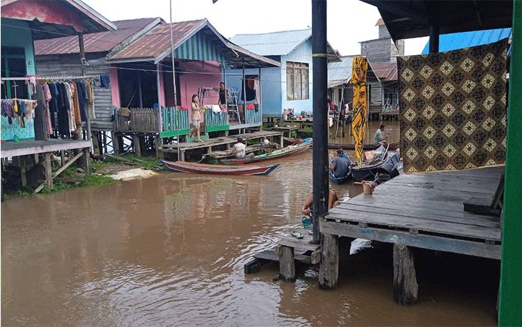 Rumah warga di Kelurahan Kameloh Baru teredam banjir dengan ketinggian mencapai 1 Meter. (FOTO: HENDRI)