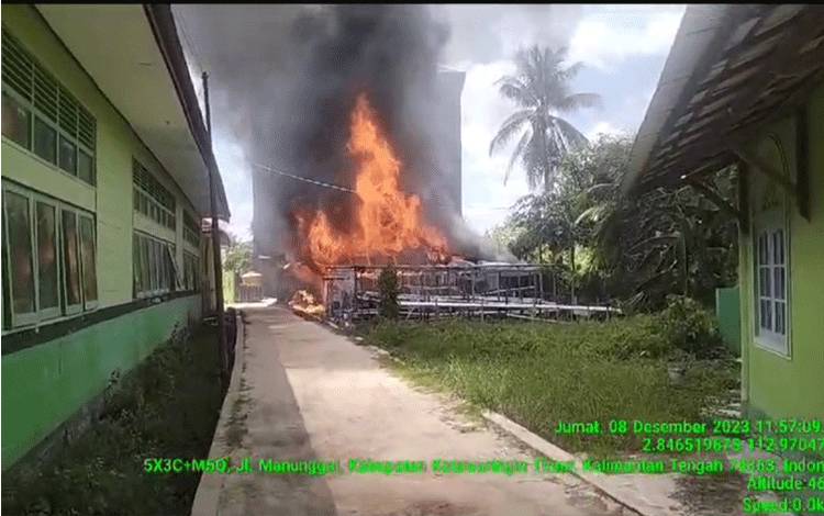 Rumah Kepala Sekolah di Samuda yang terbakar di Desa Basirih Hilir, Kecamatan Mentaya Hilir Selatan, Kabupaten Kotim (FOTO: IST)