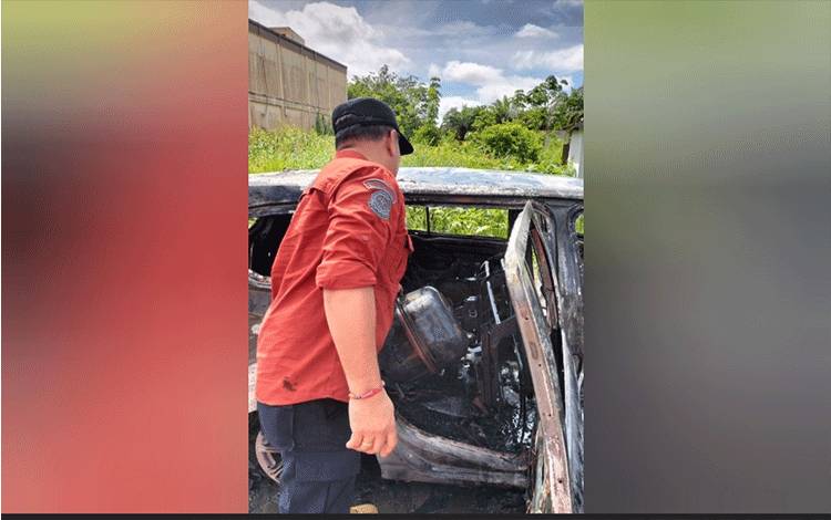Danru II Pemadaman DPKP Palangka Raya Yulieter saat menunjukkan tangki cadangan di mobil Daihatsu Sigra yang terbakar (Foto : Pathur)