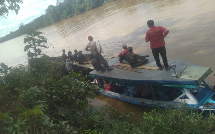 Sejumlah warga bersama aparat keamanan dari TNI dan Polri saat melakukan pencarian terhadap warga yang diduga tenggelam di Sungai Samba, Jumat, 8 Desember 2023.