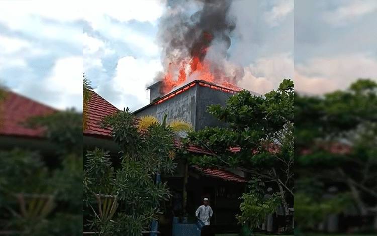 Bangunan gedung walet yang terbakar di Desa Basirih Hilir, Kecamatan Mentaya Hilir Selatan, Kabupaten Kotim (FOTO: IST)