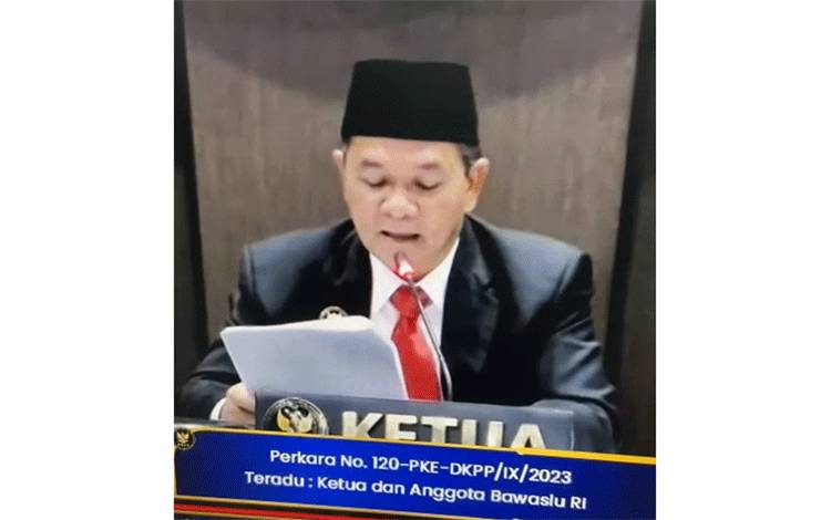 Ketua Sidang Kode Etik DKPP, Heddy Lugito membacakan sidang putusan. (FOTO: IST)