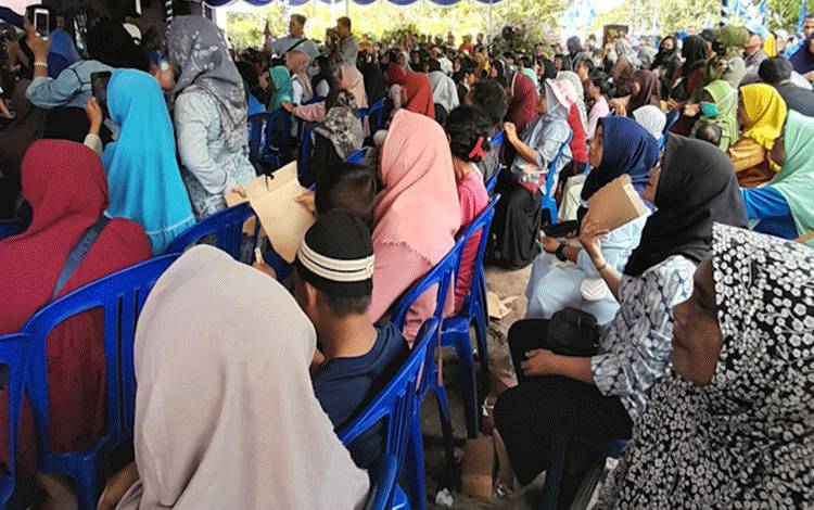 Antusias masyarakat saat menghadiri kunjungan silahturahmi Menteri Perdagangan Zulhas, bertempat di Kalampangan Kota Palangka Raya, Jumat, 8 Desember 2023. (Foto:MARINI)