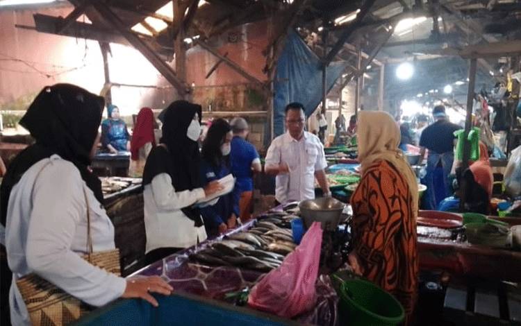 Sekretaris Dinas Perikanan Palangka Raya Sri Utomo saat melakukan survei harga ikan di Pasar Besar. (Foto : Pathur)