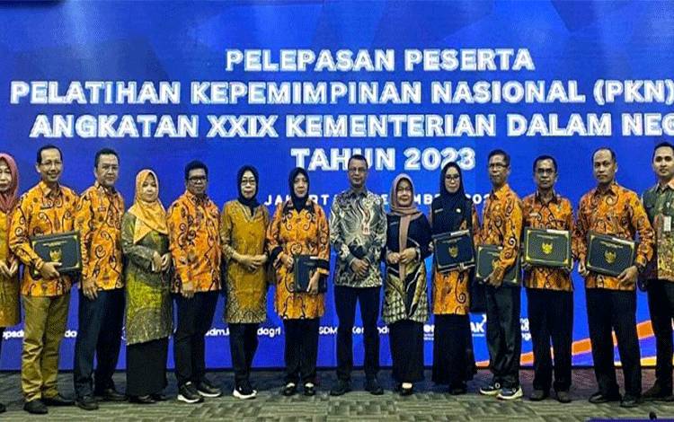 Pj Sekda Barito Utara, Drs Jufriansyah foto bersama peserta PKN Tingkat II angkatan XXIX Kementerian Dalam Negeri usai pelepasan di Gedung F BPSDM Kementerian Dalam Negeri, Jakarta Selatan, Jumat 8 Desember 2023 kemarin. (Foto: Dhani)