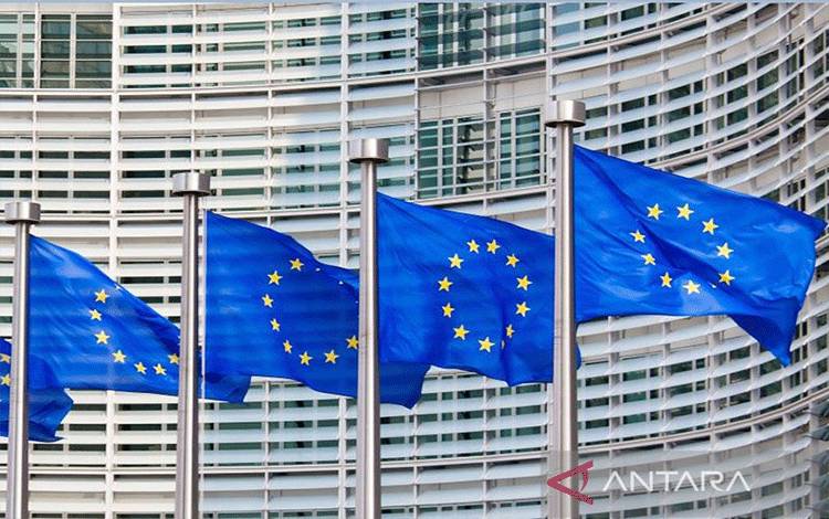 Ilustrasi - Bendera Uni Eropa di depan gedung Markas Komisi Eropa di Brussels, Belgia, Eropa. ANTARA/Shutterstock/pri. (ANTARA/Shutterstock/)