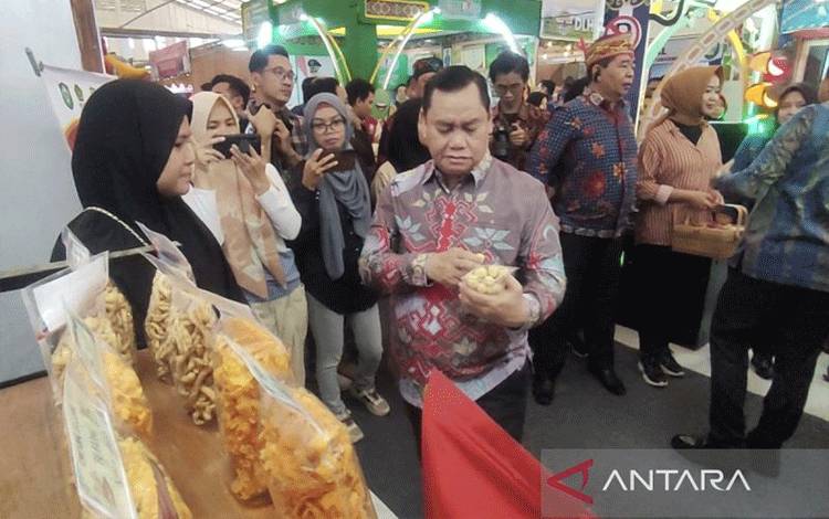 Bupati Kotawaringin Timur Halikinnor mengunjungi stan UMKM pada kegiatan Sampit Trade Expo dan Business Matching 2023, (9/12/2023). (ANTARA/Devita Maulina)