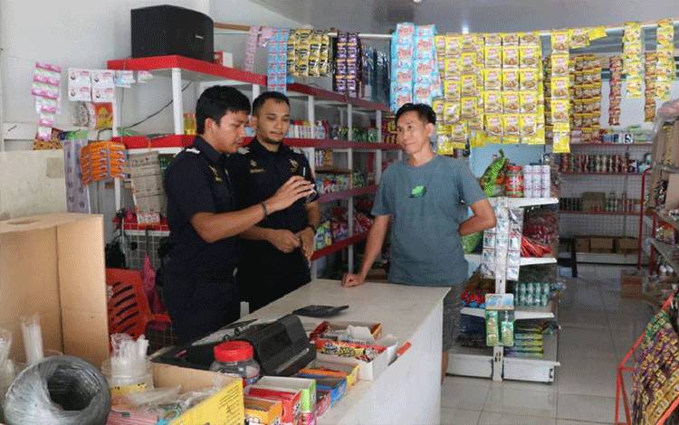 Petugas Bea Cukai Nanga Badau melakukan operasi pasar dan menyita ribuan batang rokok ilegal di wilayah Kabupaten Sintang, Kalimantan Barat, Minggu (10/12/2023). ANTARA/HO-Bea Cukai Badau.