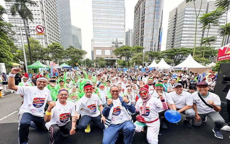 Badan Pengelola Keuangan Haji (BPKH) saat menggelar Fun Walk di kawasan Senayan, Jakarta, Minggu (10/12/2023). (ANTARA/HO-BPKH)