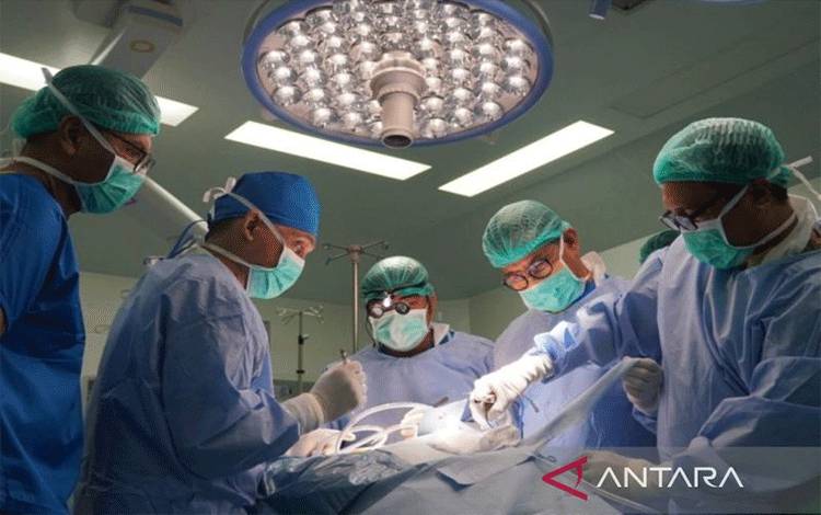 Operasi transplantasi ginjal pertama yang dilakukan oleh Rumah Sakit Umum Pusat (RSUP) Dr. Wahidin Sudirohusodo Makassar (RSWS) dengan pendampingan oleh tim transplantasi ginjal RSUP Nasional Dr. Cipto Mangunkusumo (RSCM). (ANTARA/HO-Kemenkes)