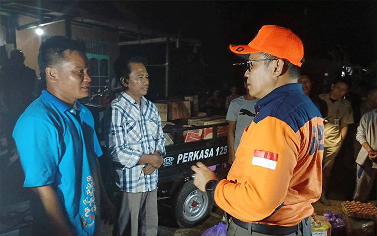 Pj Bupati Barito Timur Indra Gunawan menyampaikan pesan-pesan keselamatan saat terjadi banjir di Desa Batuah Kecamatan Raren Batuah, Senin, 11 Desember 2023. (FOTO: BOLE MALO)