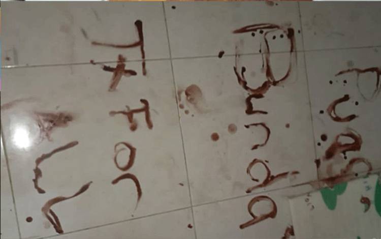 Tulisan dari darah yang berbunyi "Puas Bunda, Tx for all" yang berada di TKP tempat PD (41) melakukan pembunuhan terhadap keempat anaknya. ANTARA/HO-Polres Metro Jakarta Selatan