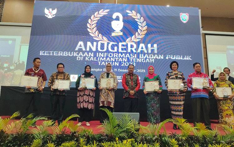 Wakil Bupati Kotawaringin Timur Irawati menerima penghargaan Keterbukaan Informasi Badan Publik Kualifikasi PPID Utama di Palangka Raya. (FOTO: DISKOMINFO KOTIM)