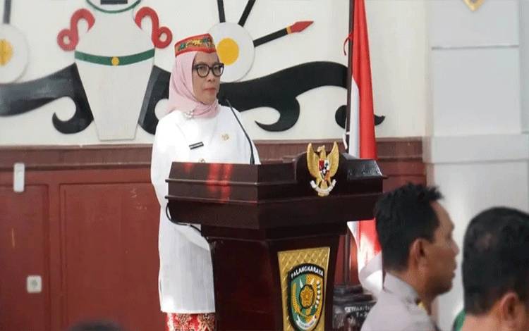 Pj Wali Kota Palangka Raya Hera Nugrahayu menyampaikan sambutan saat penyerahan DIPA 2024. (FOTO: HUMAS)