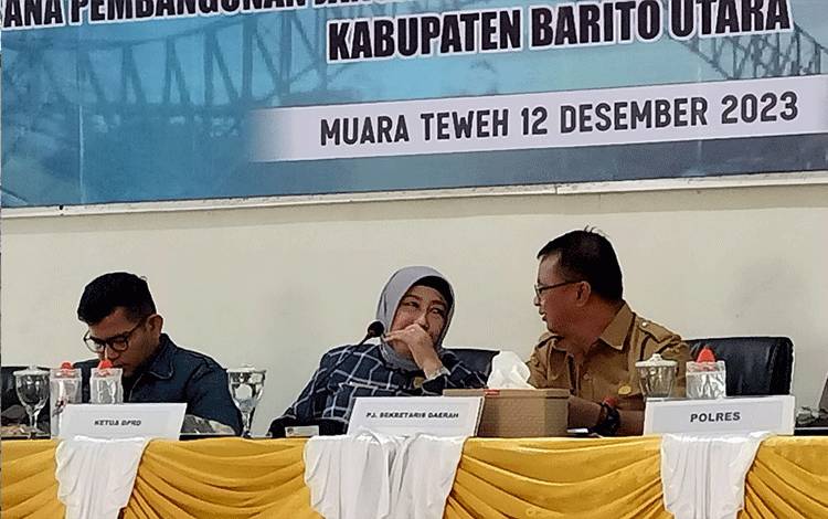 Ketua DPRD Barito Utara Hj Mery Rukaini dan Pj Sekda Barito Utara Jufriansyah menghadiri forum konsultasi publik RPJPD Kabupaten Barito Utara tahun 2025-2045, di aula BappedaLitbang. (Foto: Dhani)