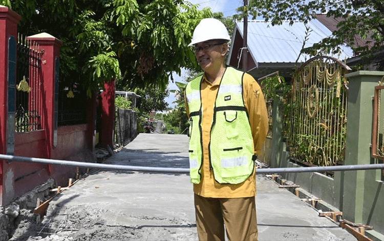Kepala Dinas PUPR Palangka Raya Arbert Tombak saat meninjau peningkatan Jalan Buluh Merindu II (Foto : PUPR Palangka Raya)