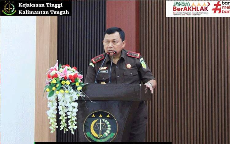 Kajati kalteng Dr. Undang Mugopal saat memberikan arahan pada kegiatan Supervisi Penanganan Perkara Tindak Pidana Umum di Kejaksaan Tinggi Kalimantan Tengah, Rabu, 13 Desember 2023 (Foto: Penkum Kejati kalteng)