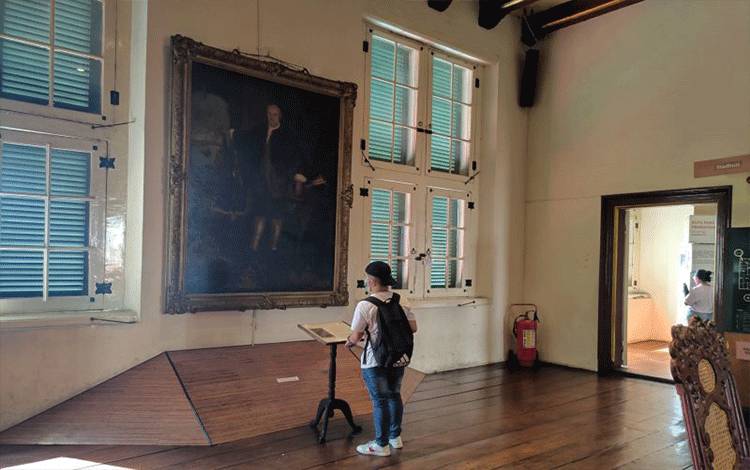 Seorang pengunjung melihat lukisan Van der Parra di Museum Sejarah Jakarta, kawasan Kota Tua, Jakarta Barat, Kamis (21/07/2022). (ANTARA/Hendri Sukma Indrawan)