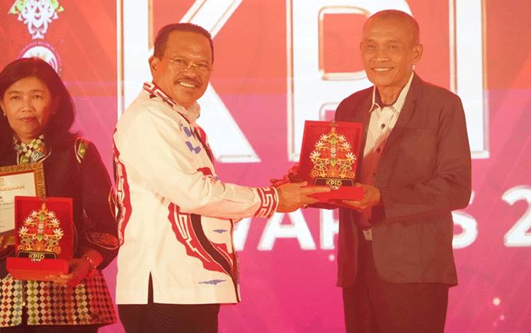Sekda Provinsi Kalteng H. Nuryakin saat menyerahkan Penghargaan kepada para Penerima Nominasi. (FOTO: DEDE)