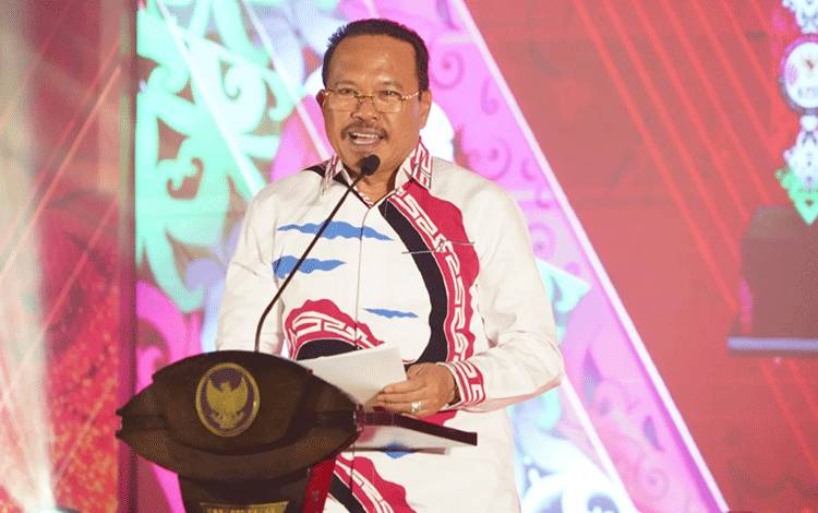 Sekretaris Daerah (Sekda) Kalteng, Nuryakin saat mewakili Gubernur Kalteng dalam malam penganugerahan KPID, di Palangka Raya. (FOTO: DEDE)