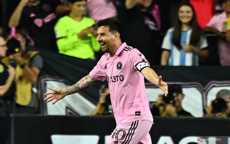 Inter Miami's Argentine forward Lionel Messi celebrates after scoring a goal during the Leagues Cup Group J football match between Inter Miami CF and Cruz Azul at DRV PNK Stadium in Fort Lauderdale, Florida, on July 21, 2023. (Photo by Chandan KHANNA / AFP) (AFP/CHANDAN KHANNA)