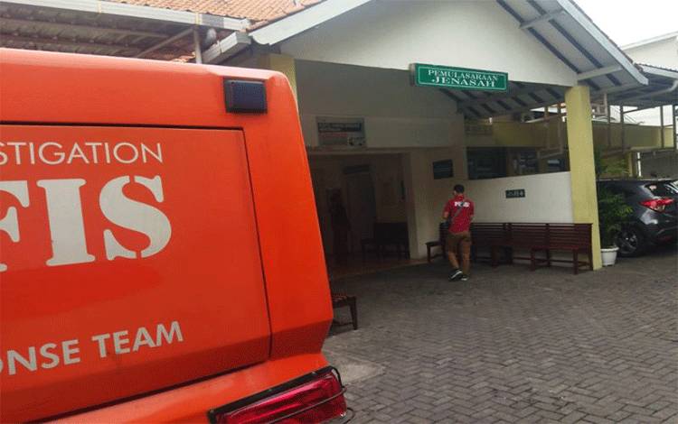 Inafis Polrestabes Semarang saat mendatangi kamar jenazah RS Kariadi Semarang, Jumat, untuk menyelidiki korba tewas akibat dikeroyok. (ANTARA/HO-Polrestabes Semarang)