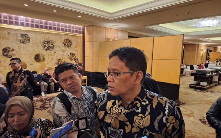 Ketua Dewan Komisioner Lembaga Penjamin Simpanan (LPS) Purbaya Yudhi Sadewa saat menjawab pertanyaan awak media usai acara Malam Anugerah Bangga Berwisata di Indonesia di Jakarta, Jumat (16/12/2023). (ANTARA/Bayu Saputra)