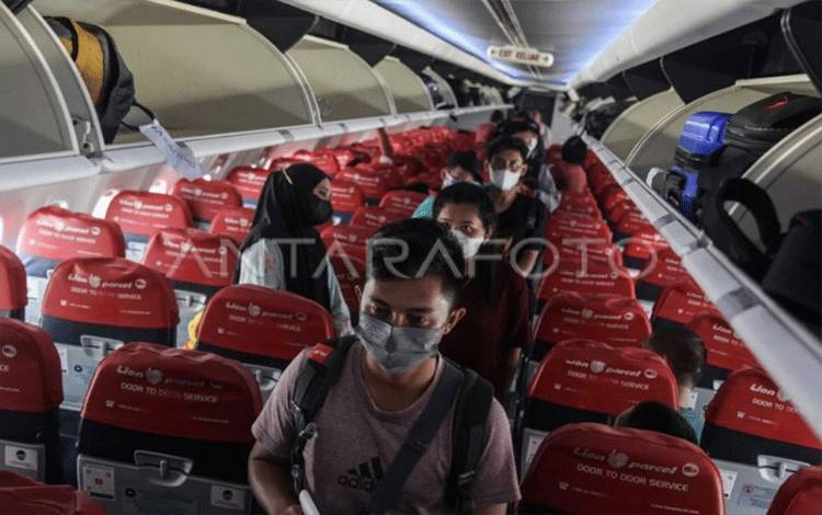 Arsip - Penumpang berjalan di lorong kabin dalam pesawat menjelang penerbangan di Bandara Tjilik Riwut, Palangka Raya, Kalimantan Tengah, beberapa waktu lalu. ANTARA FOTO/Makna Zaezar