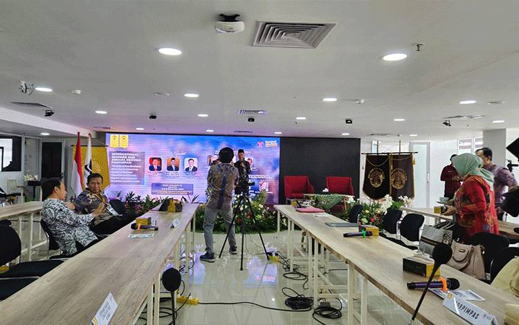 Kegiatan Seminar internasional dan Annual Meeting FORPIMPAS yang diselenggarakan di Kampus Universitas Indonesia di Jakarta.(FOTO: Dokumentasi Prof Rahmawaty untuk Borneonews)