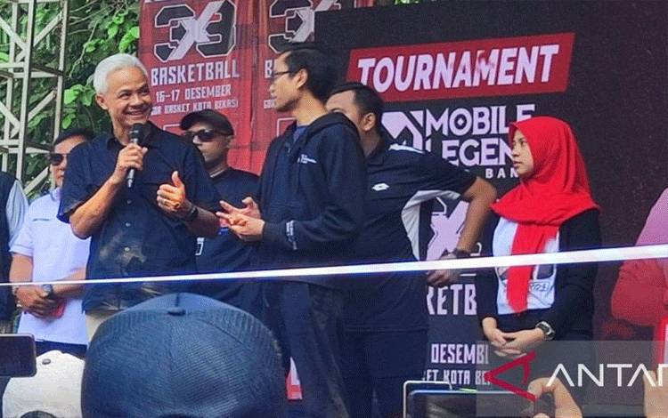 Capres nomor urut 3 Ganjar Pranowo menghadiri Tournament Mobile Legend dan Basket 3 on 3 Piala Ganjar-Mahfud di GOR Basket Kota Bekasi, Jawa Barat, Sabtu (16/12/2023). (ANTARA/ Zubi Mahrofi)