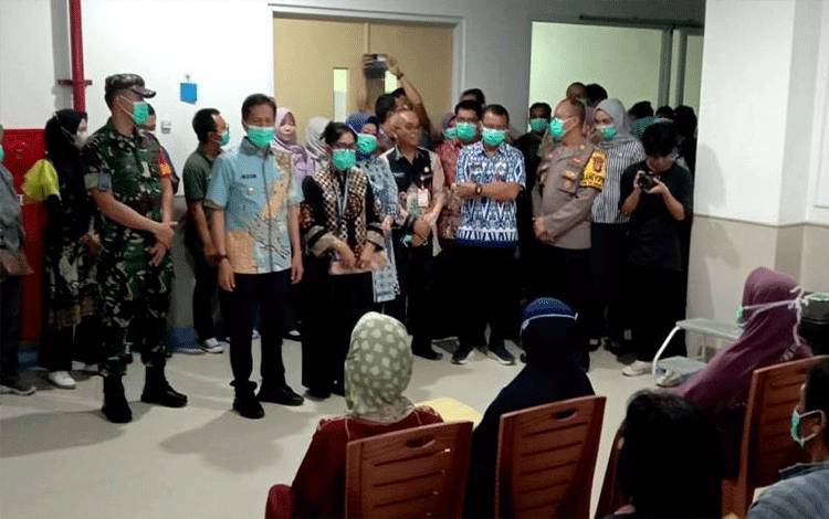 Pj Bupati Barito Utara, Drs Muhlis didampingi Ketua DPRD Hj Mery Rukaini dan pejabat lainnya mengunjungi pasien yang akan mengikuti operasi katarak di RSUD Muara Teweh.(foto: Dhani)