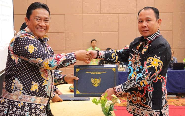Kepala Dinas Penanaman Modal dan Pelayanan Terpadu Satu Pintu (DPMPTSP) Provinsi Kalimantan Tengah Sutoyo saat menerima penghargaan, Sabtu, 16 Desember 2023. (FOTO: IST)