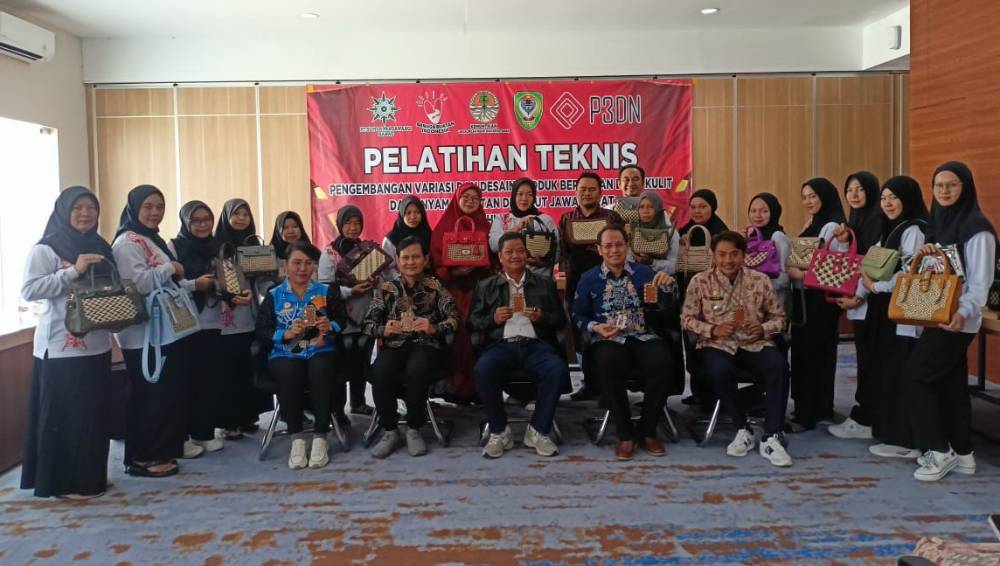 Pj Bupati Seruyan, Djainuddin Noor didampingi Kadis Koperindag Seruyan foto bersama saat kegiatan penutupan pelatihan di Kabupaten Garut, Jawa Barat. (FOTO: PROKOM SERUYAN)