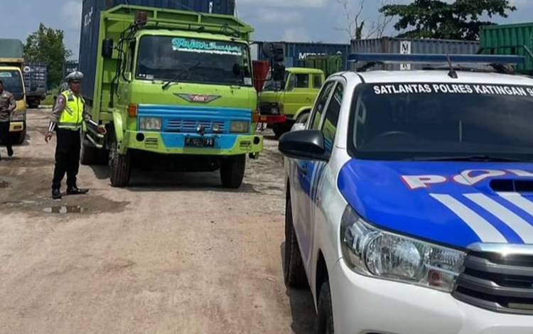 Personel Satlantas Polres Katingan melaksanakan pengawalan logistik pemilu 2024 di Sampit untuk dibawa ke Kasongan.