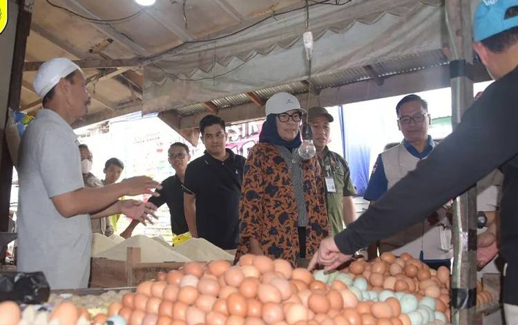 Pj Wali Kota Palangka Raya, Hera Nugrahayu bersama Pj Sekda, Joni Harta sidak ke Pasar Besar. (FOTO: HUMAS)