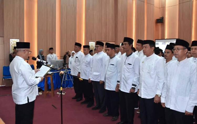 Pengukuhkan pengurus Badan Kesejahteraan Masjid atau BKM Kabupaten/Kota se-Kalimantan Tengah di aula Kemenag Kalteng. (FOTO: ISTIMEWA)