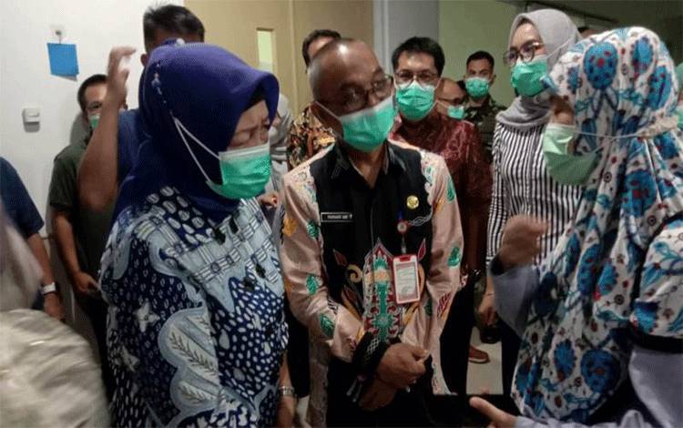 Ketua DPRD Barito Utara, Hj Mery Rukaini saat mengunjungi pasien yang akan melaksanakan operasi katarak, di RSUD Muara Teweh.(foto: Dhani)