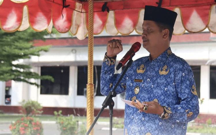 Pj Bupati Seruyan Djainuddin Noor memimpin pelaksanaan Apel Kesadaran Nasional di lingkungan Pemerintah Kabupaten Seruyan, Senin, 18 Desember 2023. (Foto ; PROKOM SERUYAN)