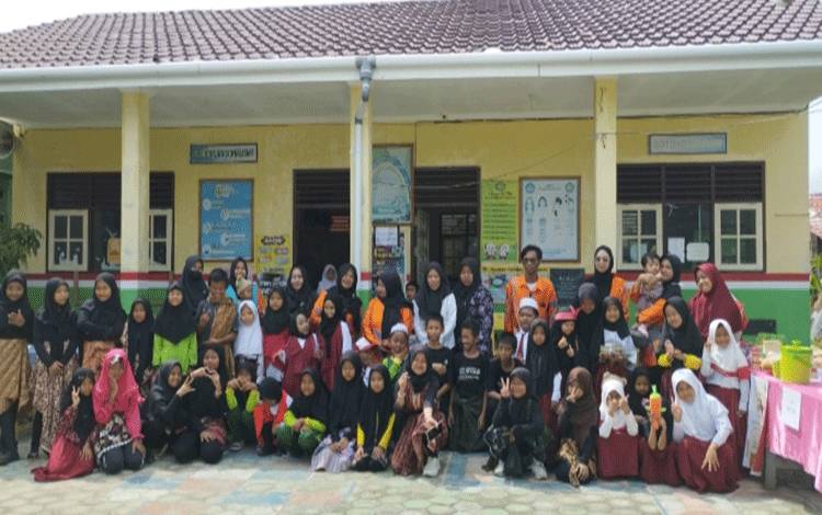 Foto bersama antara guru dan siswa SD Islam Daruttaslim yang mengikuti kegiatan P5 di Halaman sekolah, Senin, 18 Desember 2023. (FOTO: IST)
