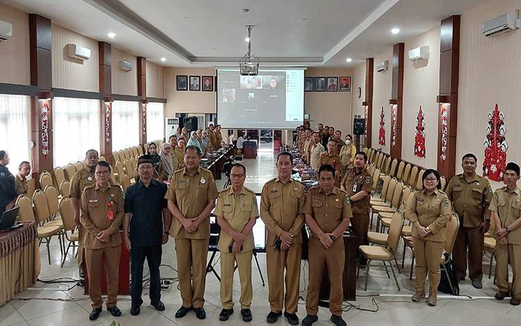 Plt Asisten I Setda Kapuas, Fakhruransi bersama para kepala SOPD dan peserta ekspos RTKD Kapuas 2023 - 2028, Selasa, 19 Desember 2023. (FOTO: DODI)