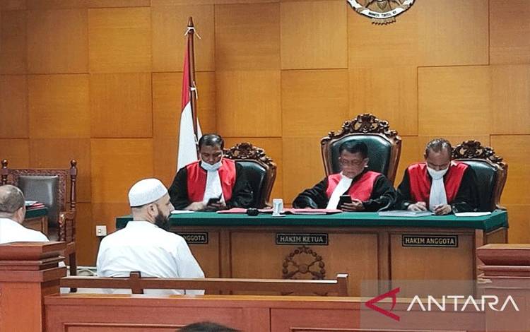 Warga Negara Asing (WNA) asal Suriah, Malik Hafian (kanan) didampingi penerjemah saat menjalani persidangan di Pengadilan Negeri (PN) Jakarta Timur, Cakung, Selasa (19/12/2023). Malik didakwa memalsukan dokumen keimigrasian untuk pengurusan "Exit Permit Only" (EPO) di Kantor Imigrasi Jaktim. ANTARA/Syaiful Hakim