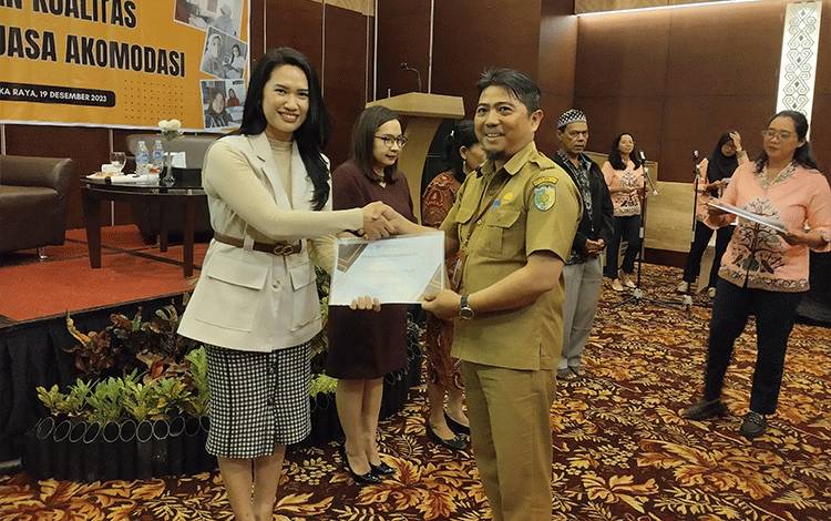 Penyerahan penghargaan kepada salah satu hotel di Palangka Raya dalam kegiatan BPS Kota Palangka Raya baru-baru ini. (FOTO: TESTI PRISCILLA)