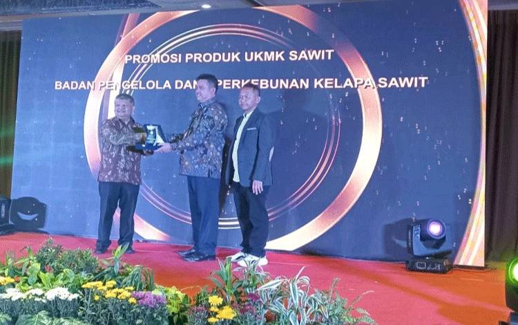 BPDPKS meraih Sawit Indonesia Award 2023 untuk Program Promosi UKMK Sawit yang diselenggarakan oleh Majalah Sawit Indonesia.(FOTO: Rilis BPDPKS)