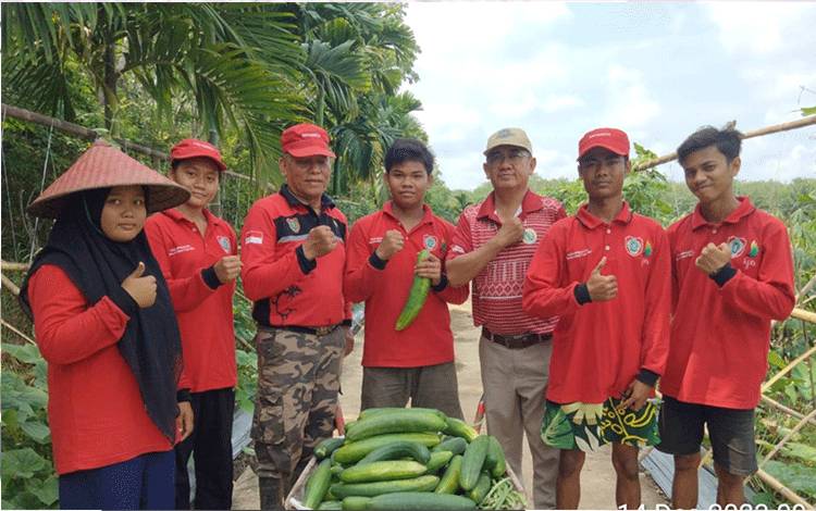 Pelajar SMKN 3 Kuala Kapuas saat lakukan praktik lapangan di lahan Kelompok Tani Kelampan Jaya, Kecamatan Kapuas Barat. (FOTO: IST)