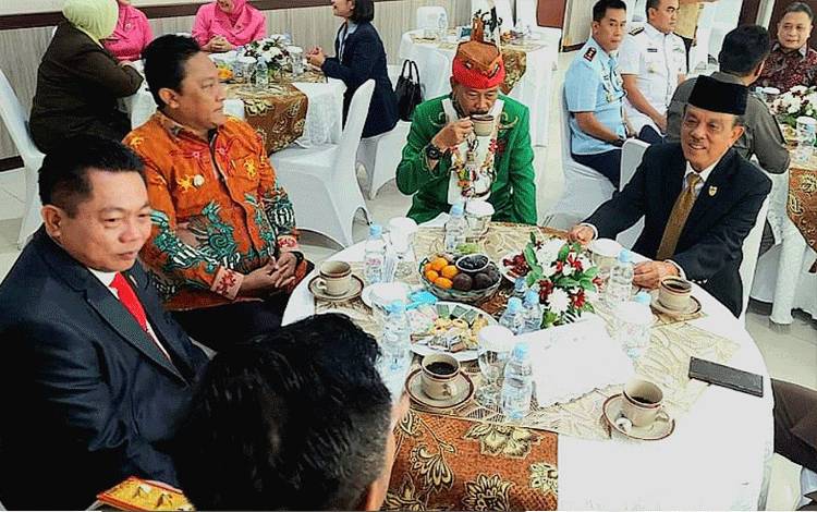 Pimpinan DPRD Kalteng yaitu Ketua, Wiyatno (kiri) dan Wakil Ketua III, Abdul Razak (kanan) ketika menghadiri acara Sertijab Danrem 102/Pjg, Jumat, 22 Desember 2023. (FOTO: DPRD KALTENG)