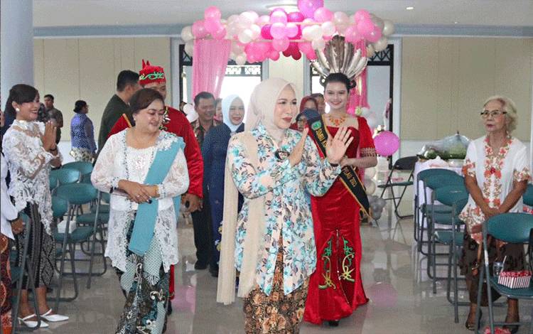 Pj Bupati Pulang Pisau, Nunu Andriani saat menghadiri Peringatan Hari Ibu (PHI) ke-95 Tahun 2023 bertempat di GPU Handep Hapakat Pulang Pisau. Jum'at, 22 Desember 2023. (FOTO : M PRADILA KANDI)