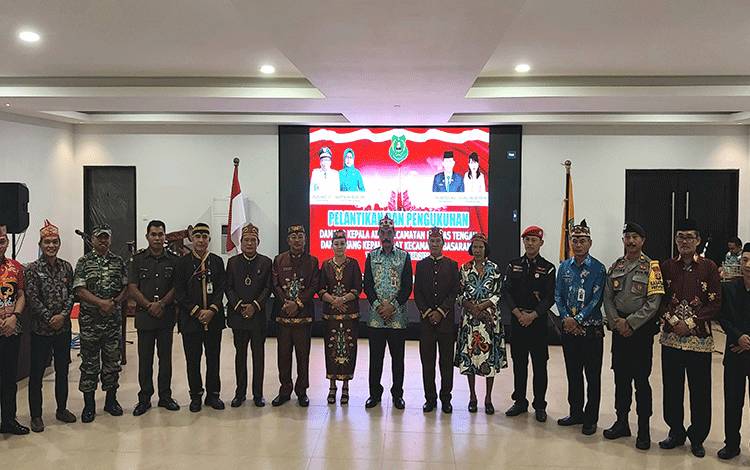 Staff Ahli Bupati Kapuas, Yunabut bersama Damang Kepala Adat seusai pelantikan dan pengukuhan, bertempat di Aula Rujab Bupati Kapuas, Jumat, 22 Desember 2023. (FOTO: DODI)
