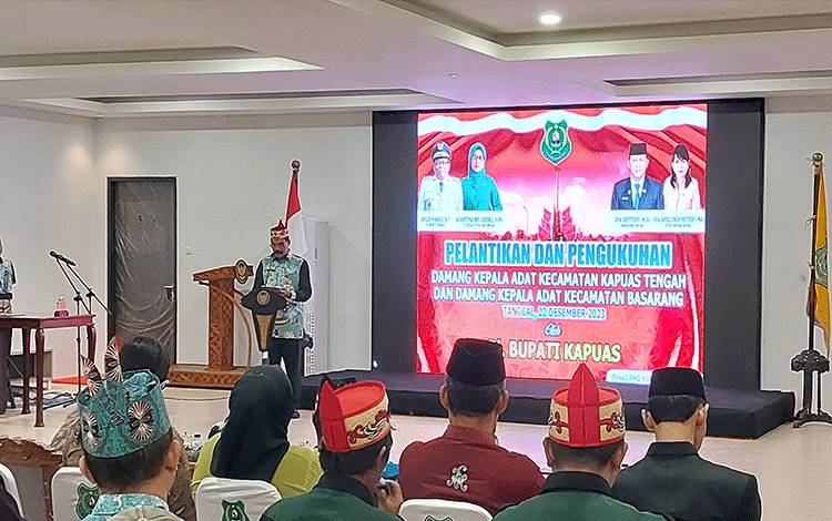 Staff Ahli Bupati Kapuas, Yunabut saat berikan sambutan pada pelantikan damang kepala adat, Jumat, 22 Desember 2023. (FOTO : DODI)