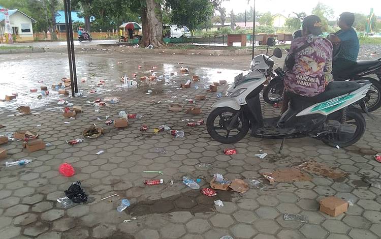Sampah berserakan di RTH Taman Nansarunai Tamiang Layang usai kegiatan jalan santai yang diadakan KPU Barito Timur, Sabtu, 23 Desember 2023. (FOTO: IST)